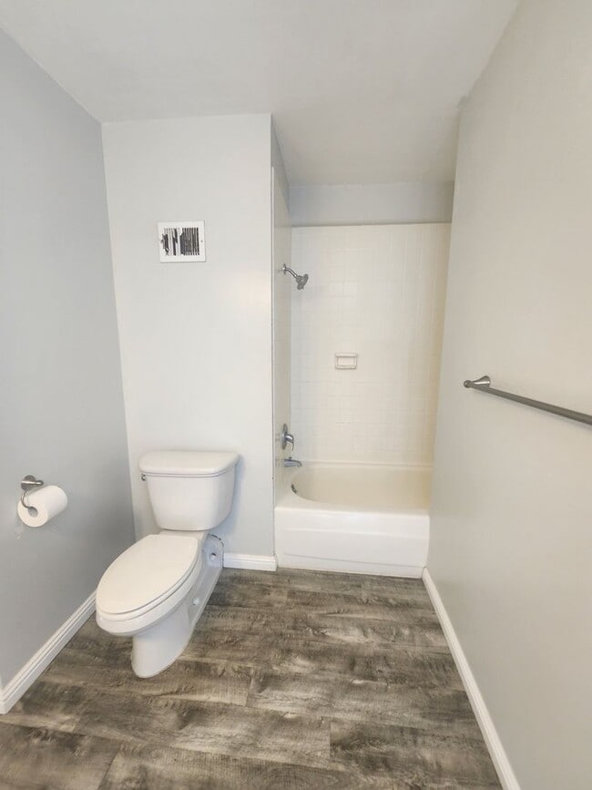 Building Photo - 2302