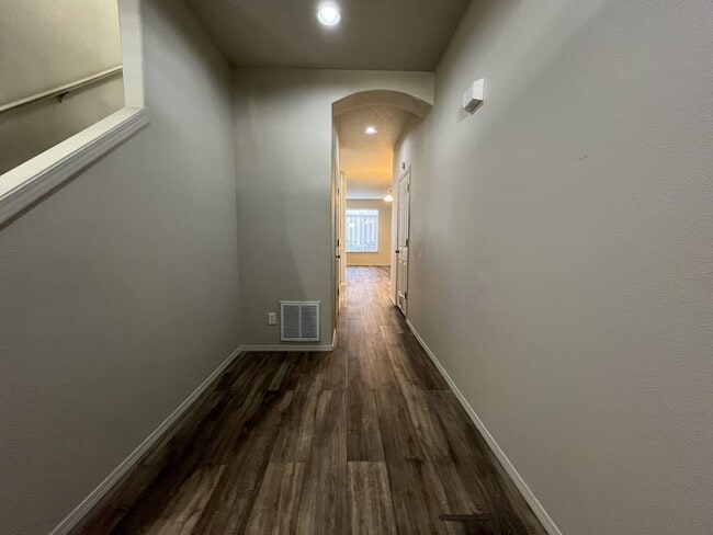 Building Photo - Charming 3-Bed, 3-Bath Home with Bright Ki...