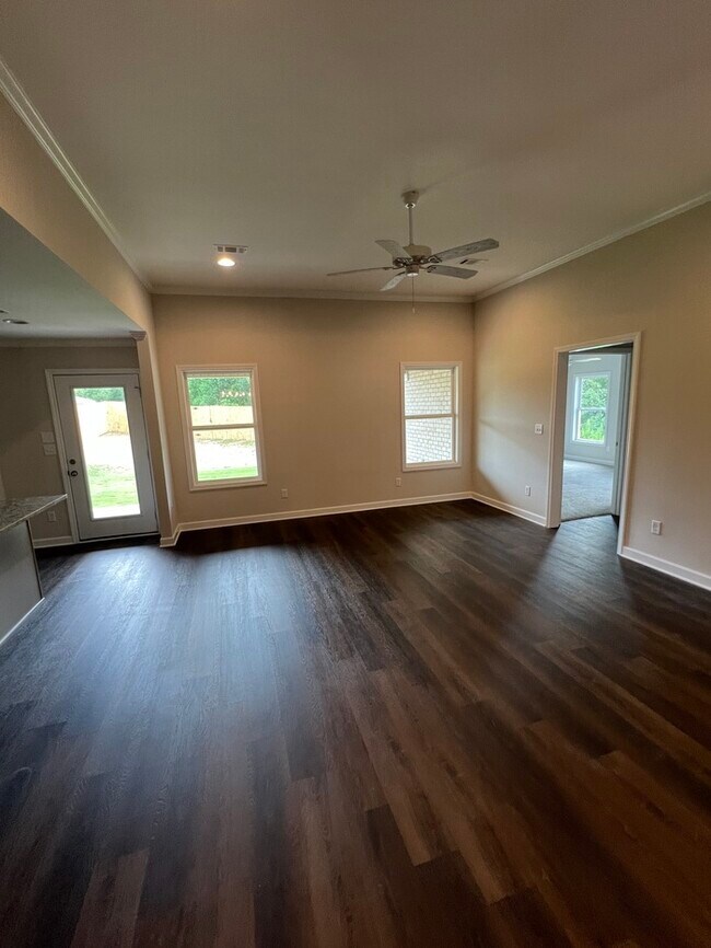 Building Photo - FIRST MONTH'S RENT FREE!