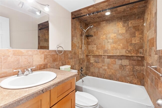 Building Photo - 13 Country Greens Dr