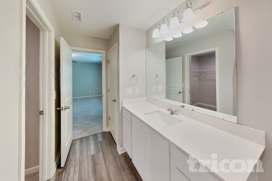 Building Photo - 105 Mdw Vis Ln