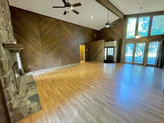Building Photo - Large 3 bed / 2 bath Available Now!