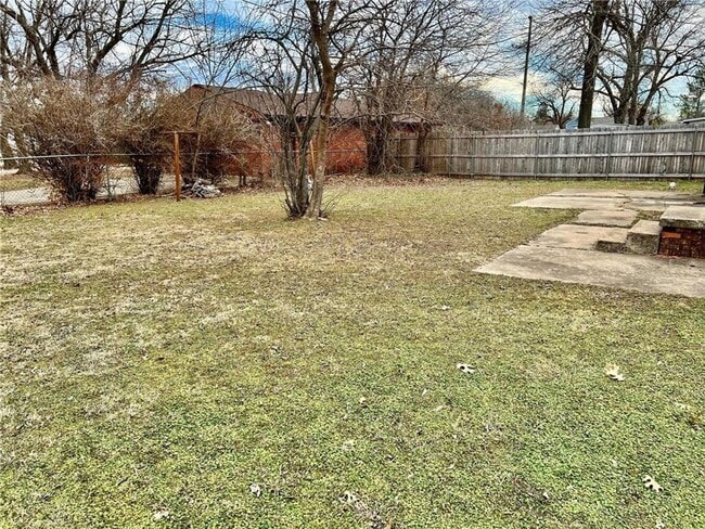 Building Photo - Super cute corner lot!