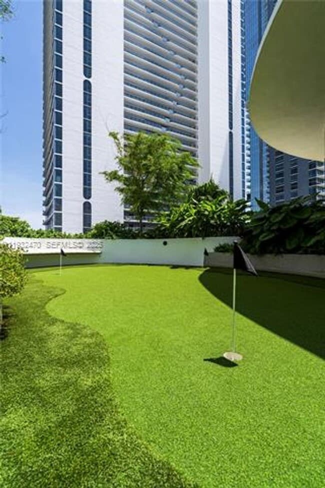 Building Photo - 700 NE 24th St