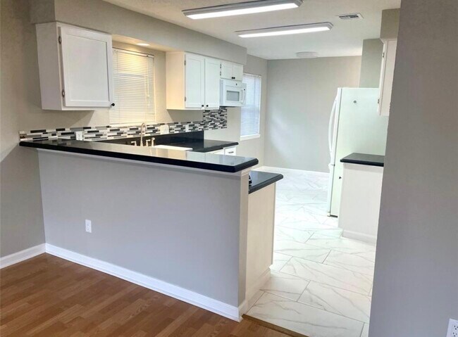 Building Photo - 5030 Valleyview Dr