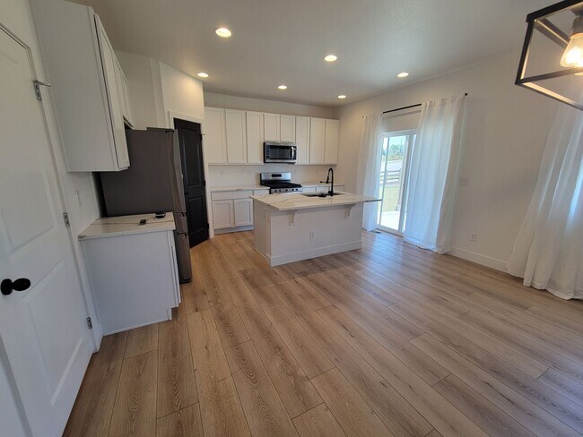 Building Photo - Stunning and spacious 4.5 bedroom, 3 bathroom home located in Morgan Hill
