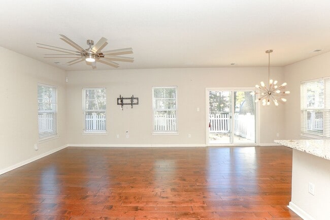 Building Photo - Exquisitely Maintained Move-in Ready!
