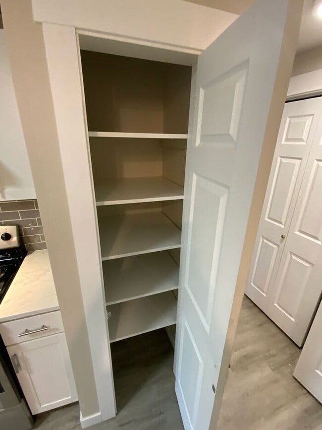 Building Photo - Olympia 3bdr 1.5 bath TOWNHOME 1 car garage 1 PET WELCOME