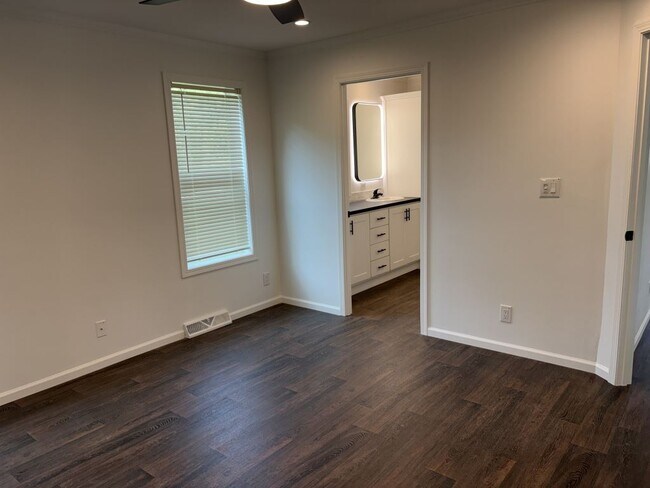 Building Photo - 13910 Burgundy Ave