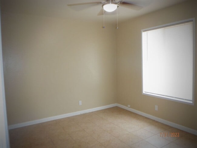 Building Photo - Cute 4 bedroom in East Golden Hills with L...
