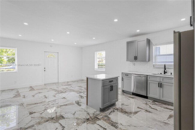 Building Photo - 809 SW 17th St