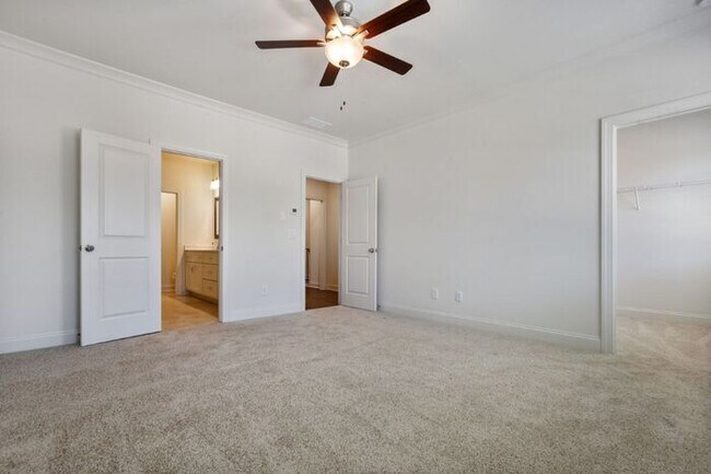 Building Photo - READY!!! 3 bedroom Townhome at South Lawn - Lawrenceville