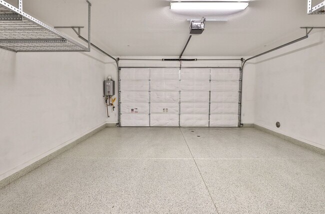 Building Photo - Gorgeous 4bed/3 bath End Unit Condo in Gil...