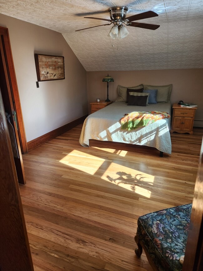 Upstairs queen bedroom - 224 S Pine St