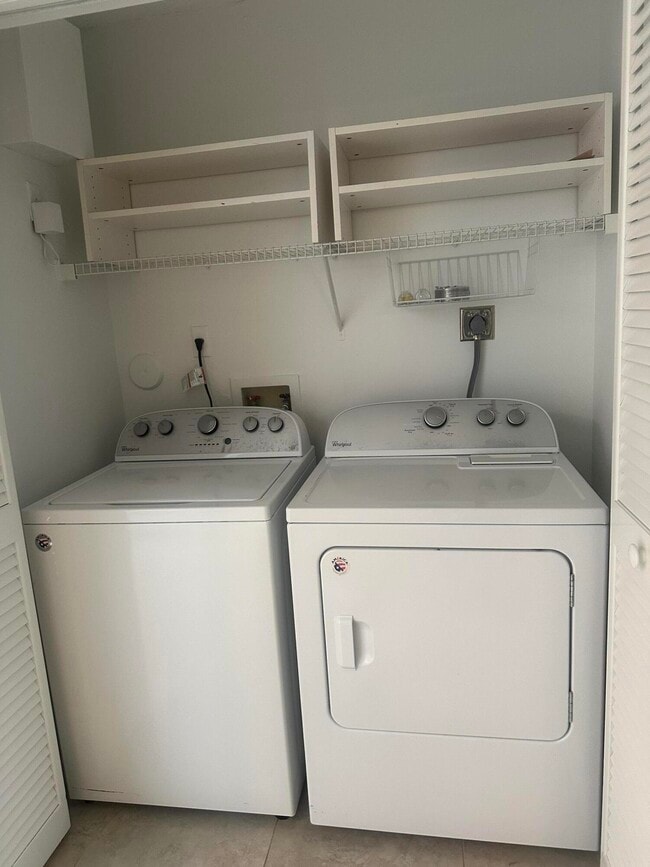 Building Photo - 10458 Lake Vista Cir