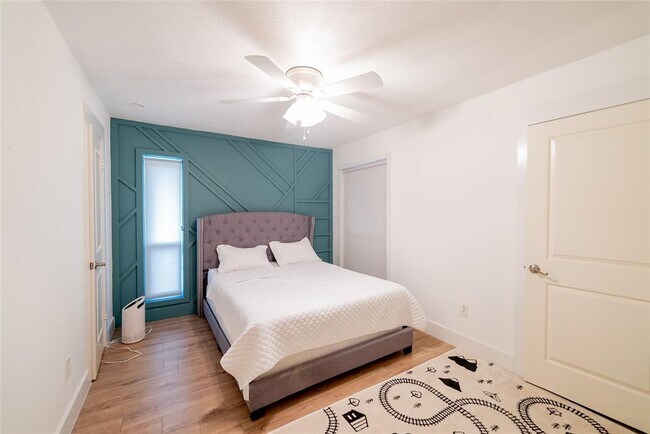 Building Photo - 14110 Greenway Dr