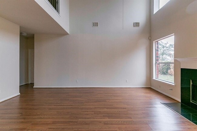 Building Photo - 8315 Mission Estates Dr