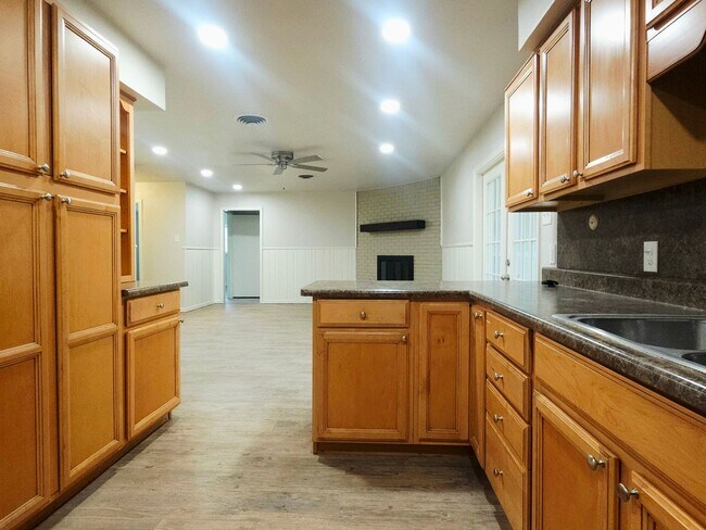 Building Photo - Beautiful 3 Bedroom Home With A Huge Bonus...