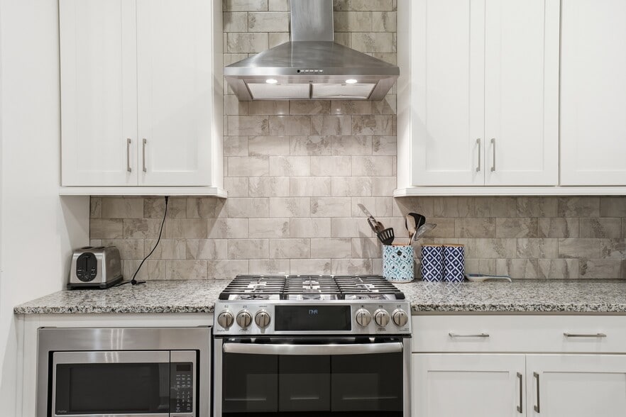 Building Photo - 4245 Deming Cir
