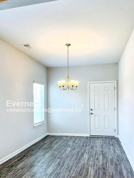 Building Photo - 2217 Silverton Dr