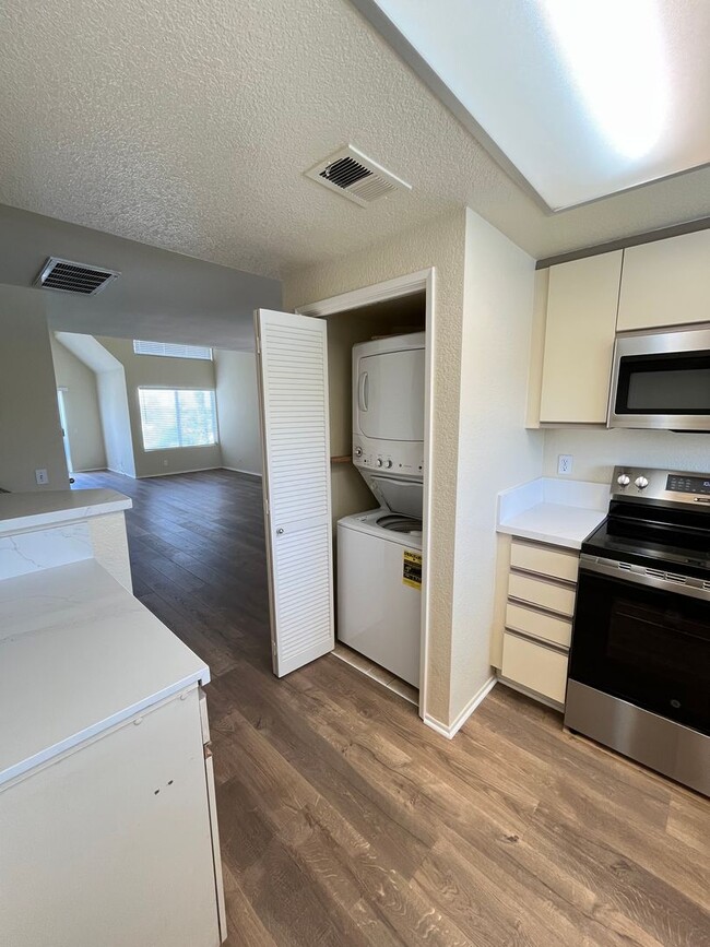 Building Photo - JUST REFURBISHED SPACIOUS DUAL MASTER COND...