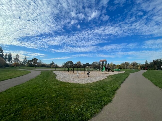 Building Photo - 527 Whitney Dr