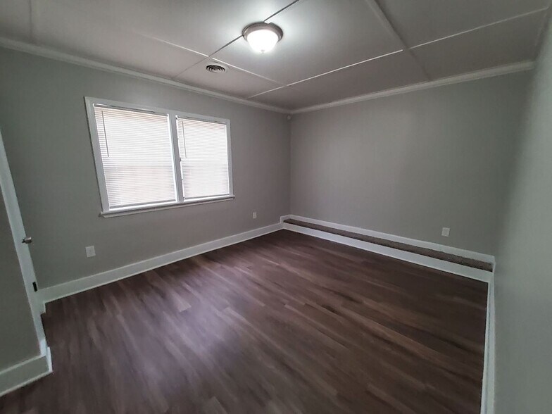 Building Photo - 6884 Ensign Rd