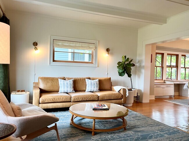 Building Photo - 3029 19th Ave S