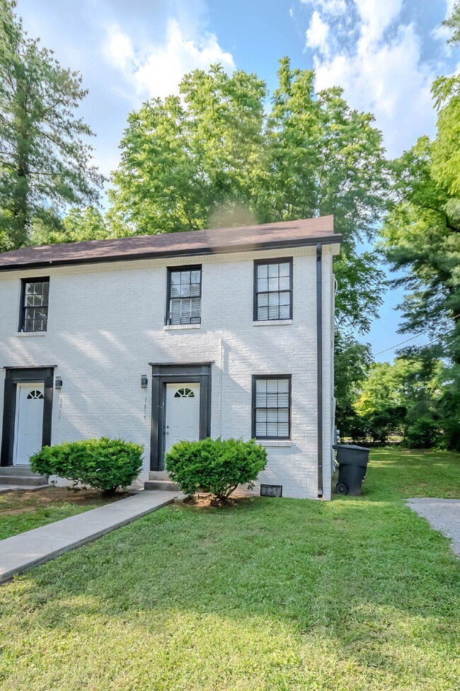 Building Photo - Fantastic 2 Bed, 1 Bath. Walk to MTSU! Uti...