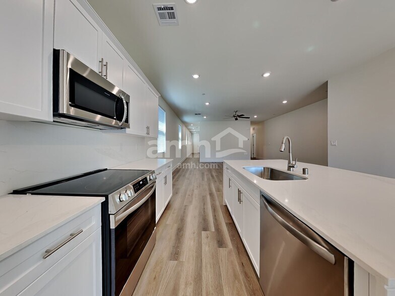 Building Photo - 858 English Primrose St