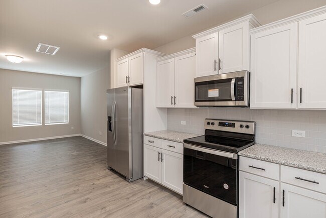 Building Photo - BEAUTIFUL 3BD/2.5BTH Townhome - MALLARD CREEK