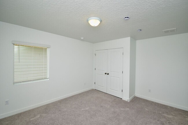 Building Photo - Spacious Saratoga Springs 4 Bed 3.5 Bath Corner Home with Stunning Views