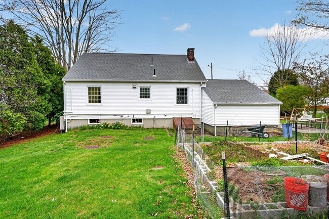 Building Photo - 13 Pleasant St