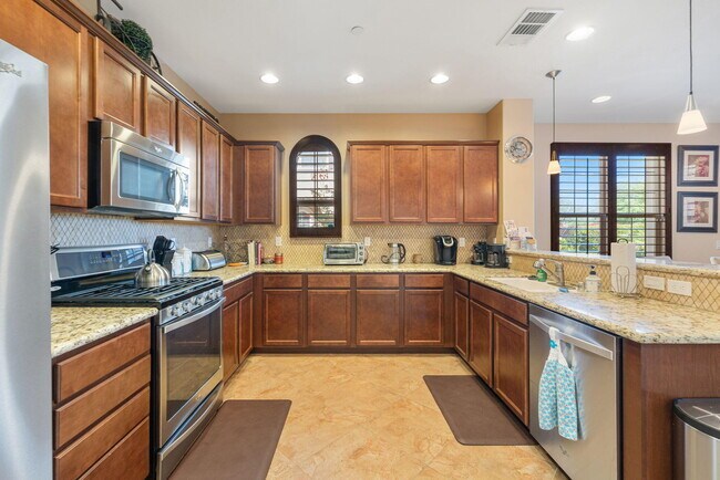 Building Photo - 52050 Rosewood Ln