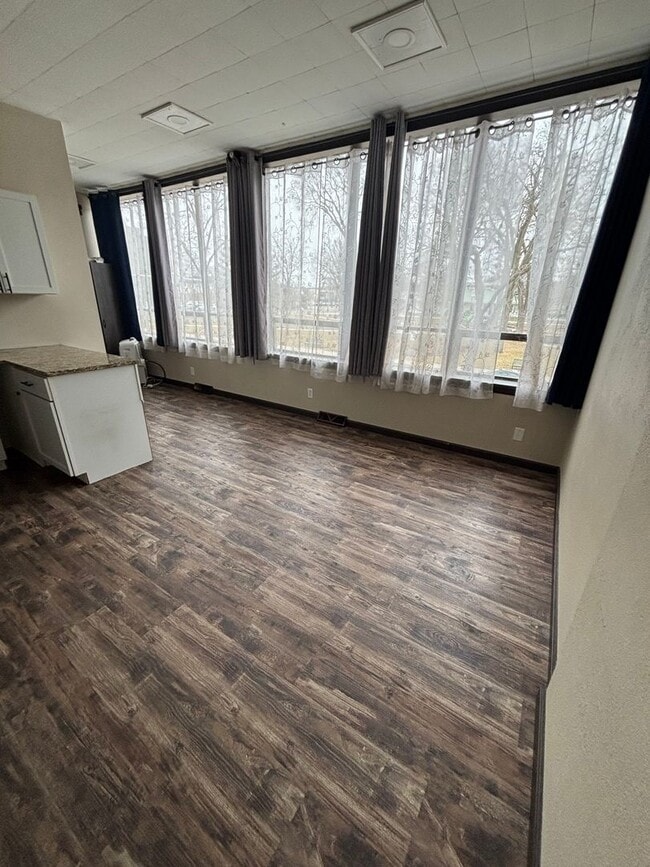 Building Photo - 720 Main St