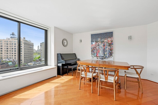 Building Photo - 40 E 94th St