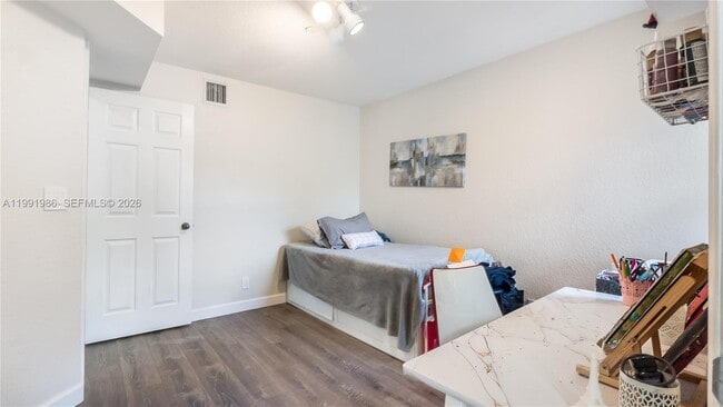 Building Photo - 3889 Tree Top Dr