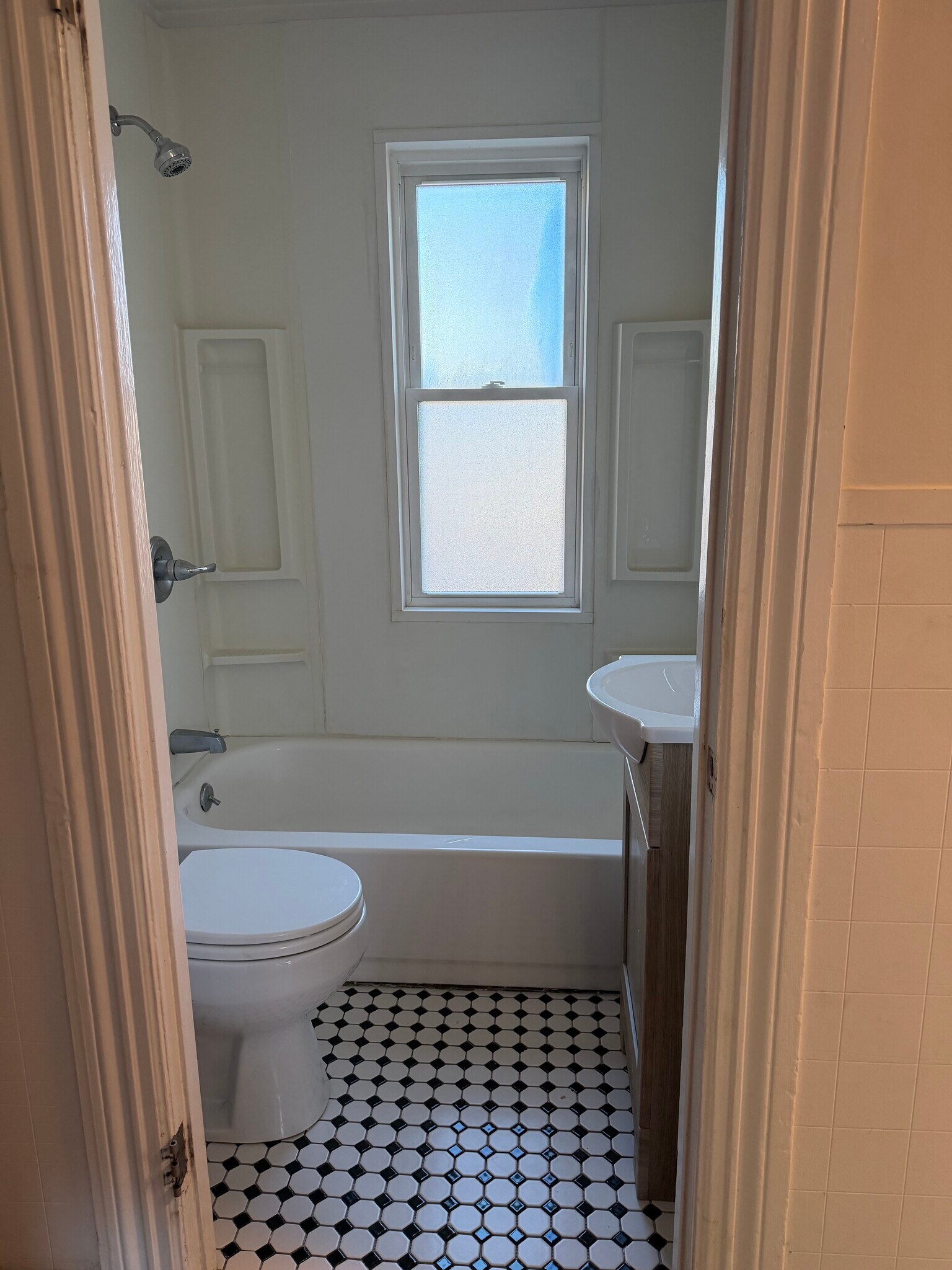 Tiny bathroom - 15 Parsons St