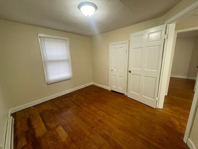 Building Photo - 3 Bedroom 1 Bathroom house Available Now!