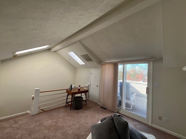 Building Photo - Beautiful 3 Bed/ 3 Bath Townhome in Private cul-de-sac in Shadyside!