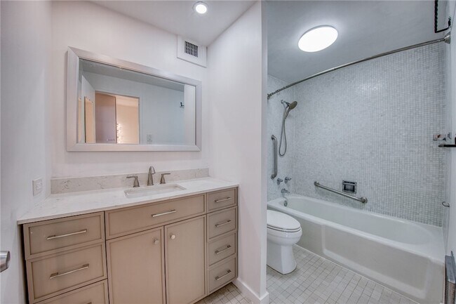 Building Photo - 320 Fort Duquesne Blvd