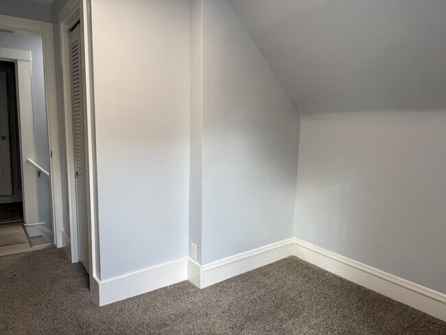 Building Photo - 1507 N Newton Ave