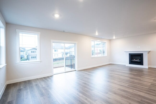 Building Photo - Stunning new construction!