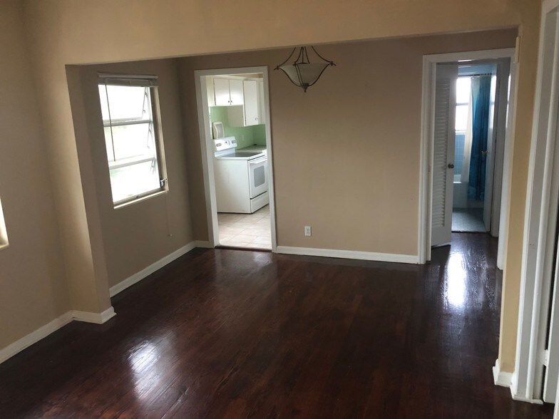 Living Room - 108 S Lakeside Dr
