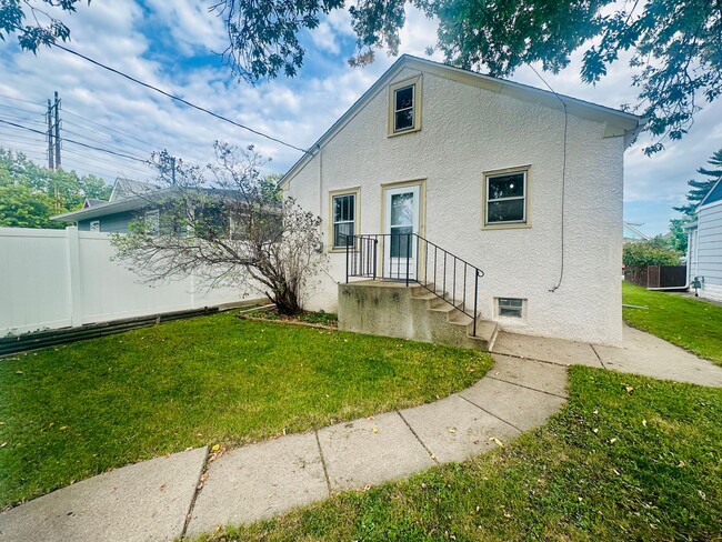 Building Photo - Stylish 3-Bedroom Home in Northeast Minnea...