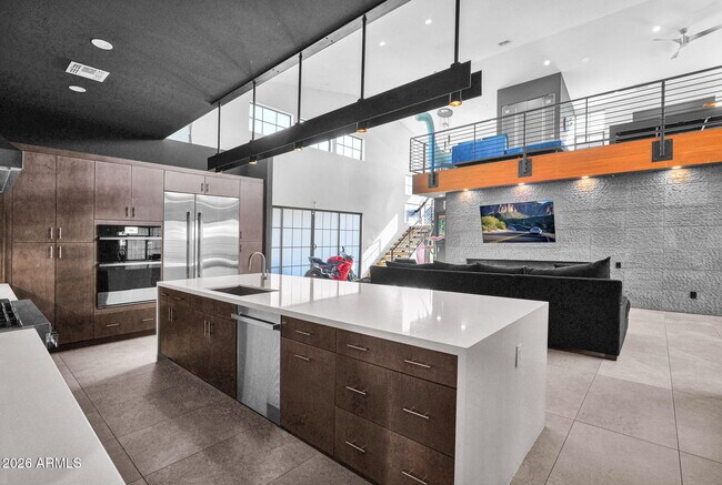 Building Photo - 8430 S 10th Ln