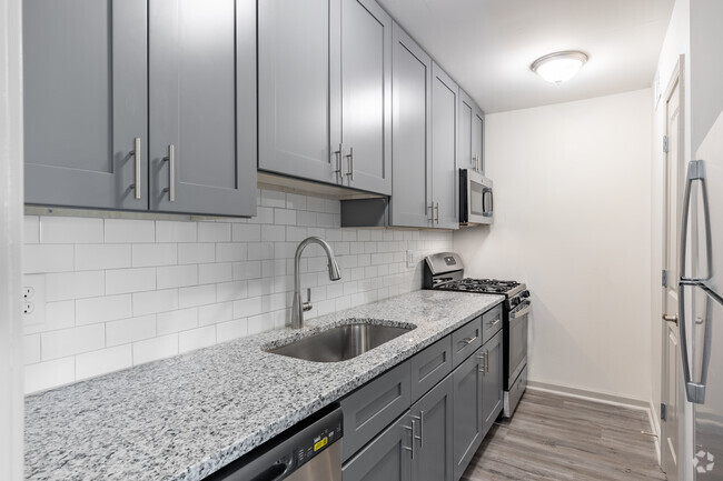 2BR, 1BA -980SF (Renovated) - Chateau Montagne Apartments