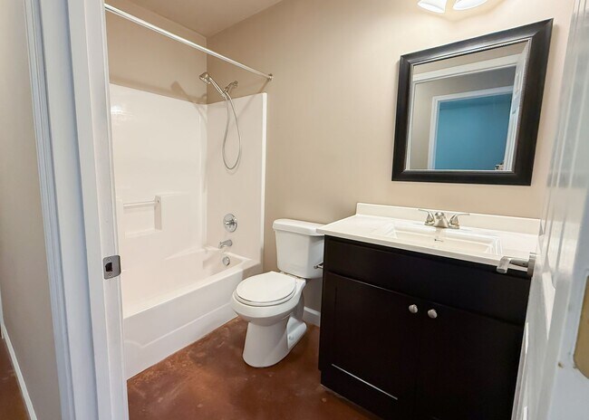 Building Photo - Commutable 2/1 Apartment • Water Included • Batesville