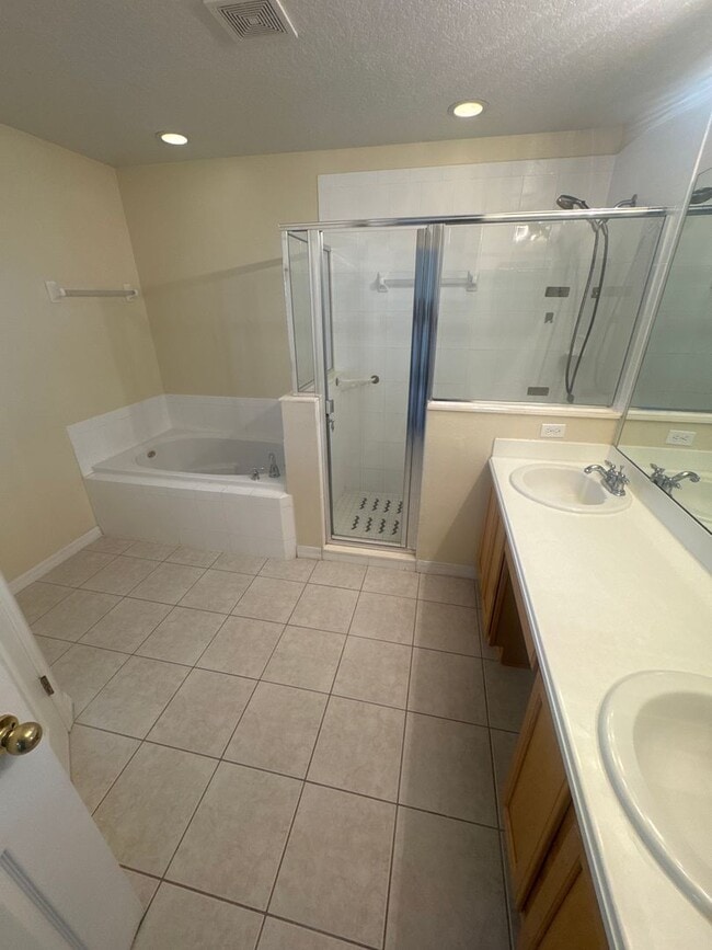 Building Photo - Lovely Large 5/4 Pool Home in West Haven