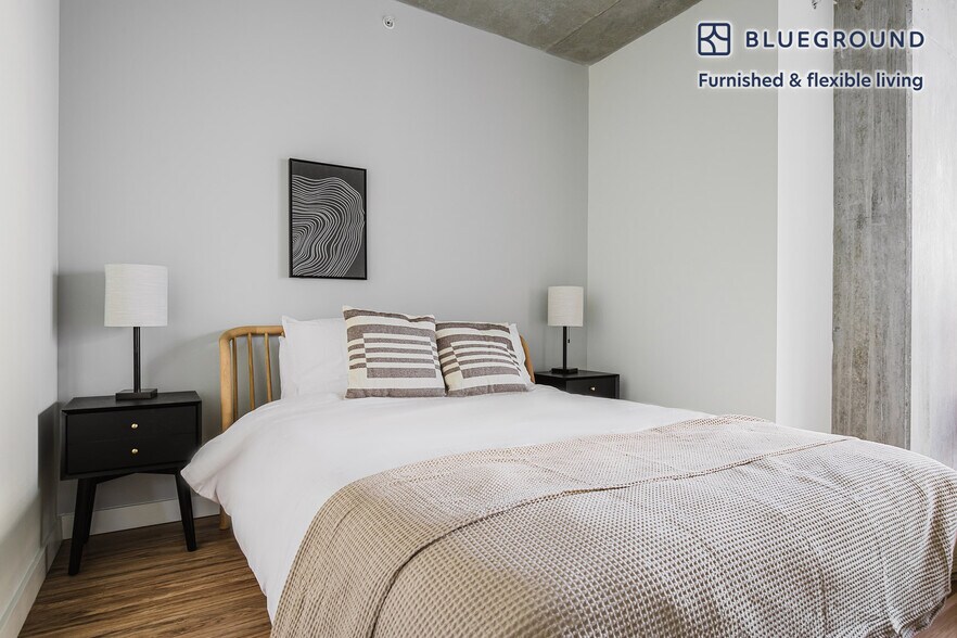 Building Photo - 165 N Desplaines St